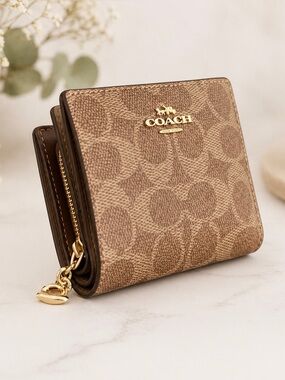 COACH Snap Wallet
In Signature Canvas